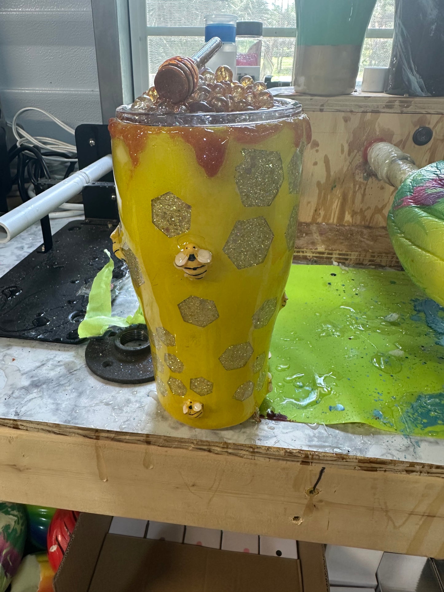 30 ounce honey bee with topper