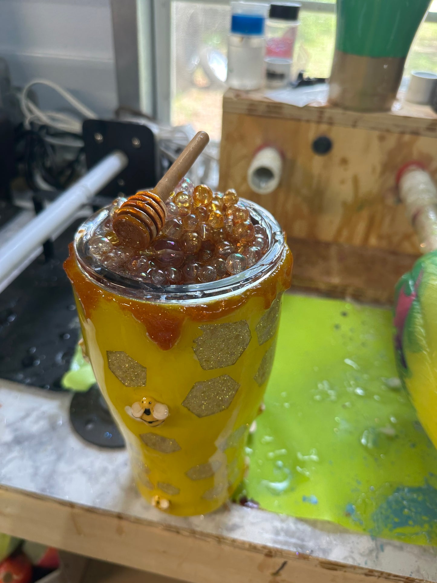 30 ounce honey bee with topper