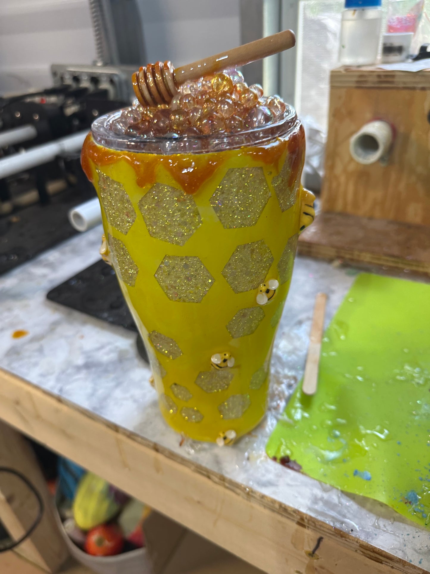 30 ounce honey bee with topper